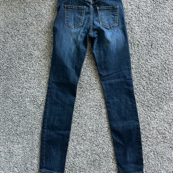 Pistola distressed skinny jeans. Like new. Small tear on knee. Worn 1-2x - Picture 2 of 5